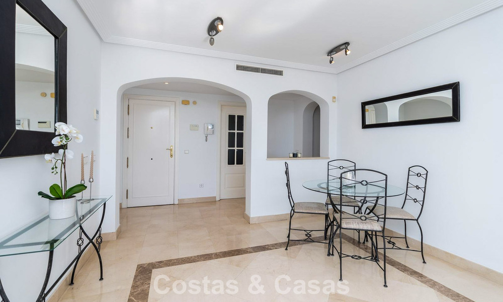 Appartement méditerranéen avec vue sur le golf et la mer à vendre dans un resort de golf dans les collines de Marbella - Benahavís 790936