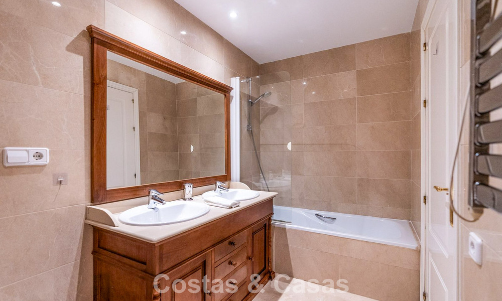 Appartement méditerranéen avec vue sur le golf et la mer à vendre dans un resort de golf dans les collines de Marbella - Benahavís 790940