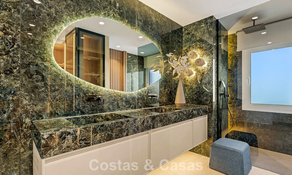 Penthouse à vendre avec vue sur la mer dans un complexe emblématique en première ligne de plage entre Marbella et Estepona 790828