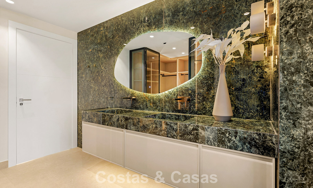 Penthouse à vendre avec vue sur la mer dans un complexe emblématique en première ligne de plage entre Marbella et Estepona 790830