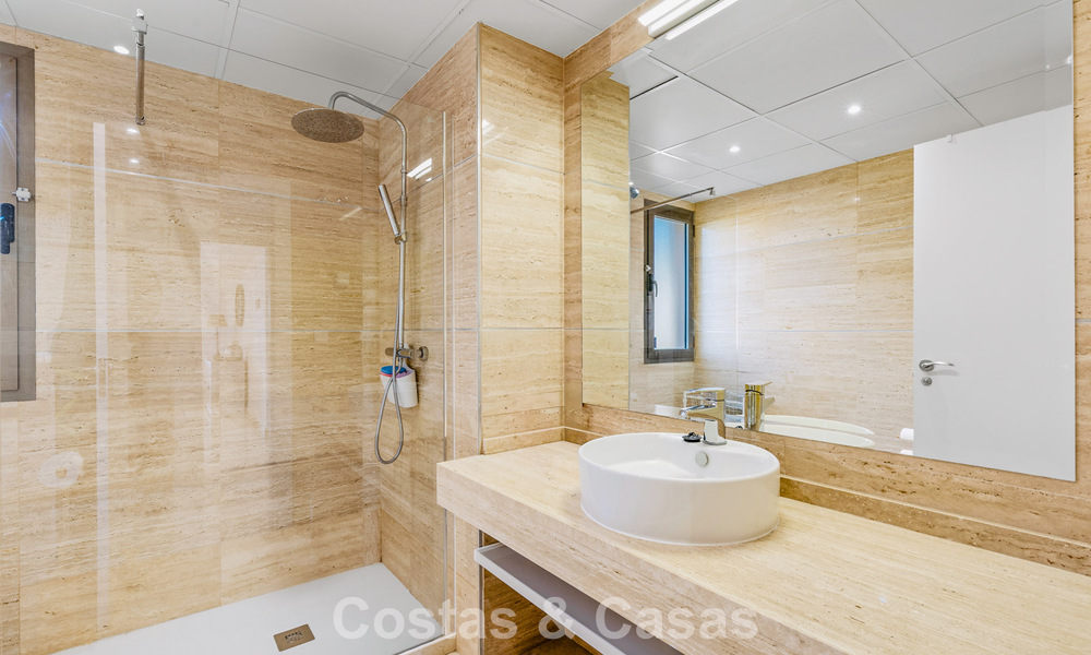 Appartement avec jardin et vue mer à vendre dans une résidence sécurisée à Marbella - Benahavís 791252