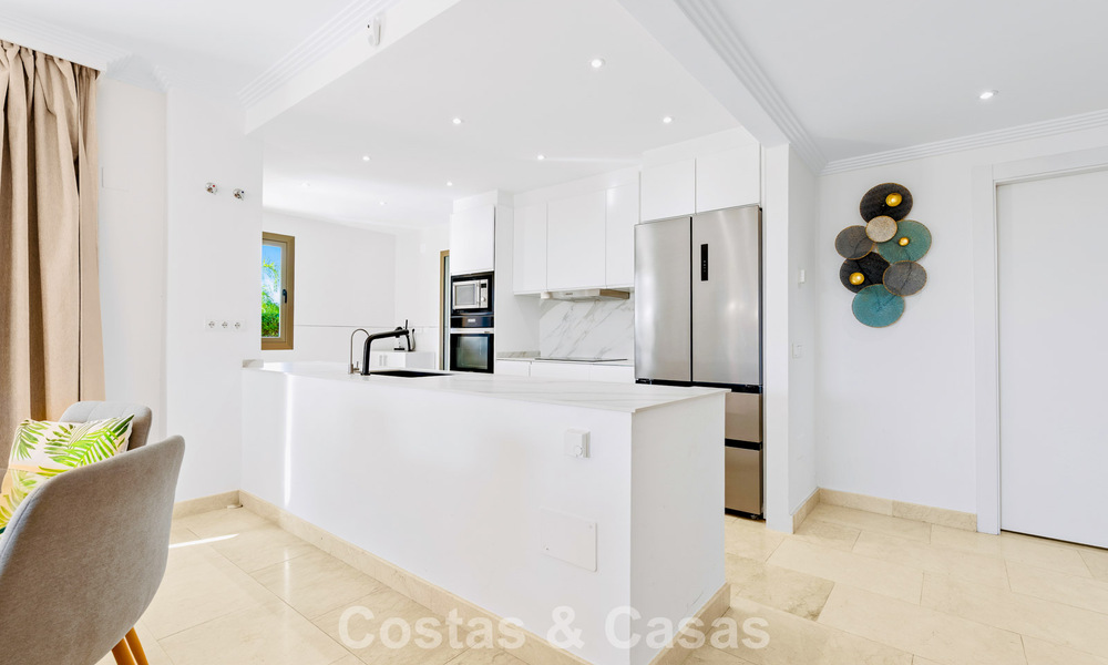 Appartement avec jardin et vue mer à vendre dans une résidence sécurisée à Marbella - Benahavís 791262