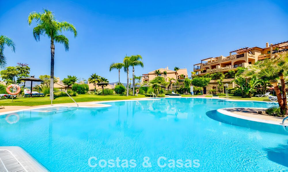 Appartement avec jardin et vue mer à vendre dans une résidence sécurisée à Marbella - Benahavís 791268