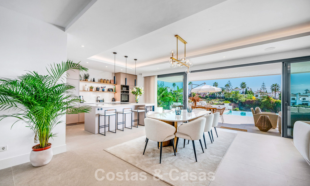 Villa contemporaine impressionnante à vendre en première ligne de golf sur la New Golden Mile entre Marbella et Estepona 791381