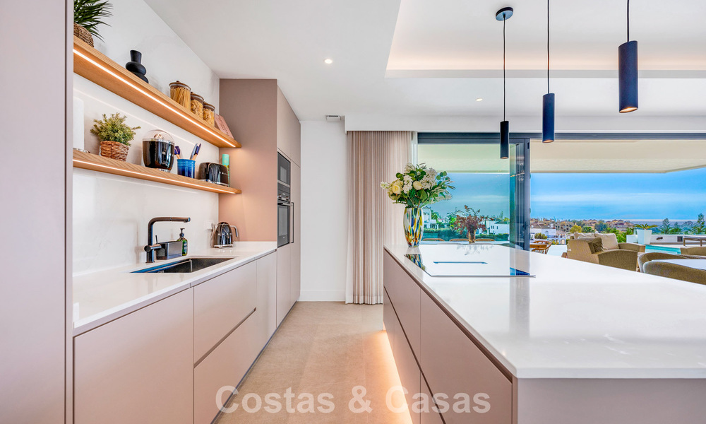 Villa contemporaine impressionnante à vendre en première ligne de golf sur la New Golden Mile entre Marbella et Estepona 791382