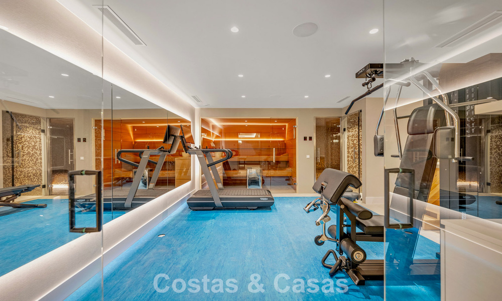 Villa contemporaine impressionnante à vendre en première ligne de golf sur la New Golden Mile entre Marbella et Estepona 791394