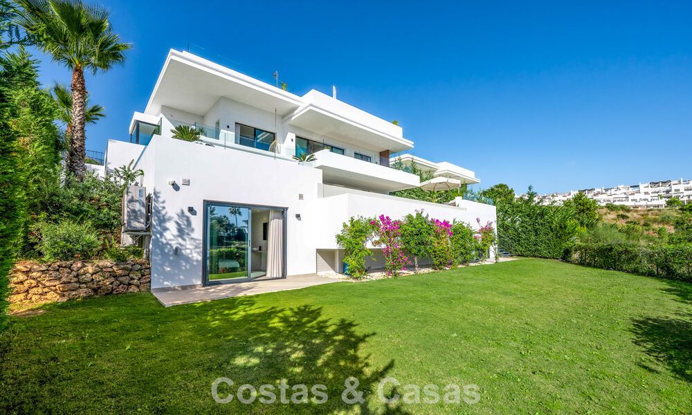 Villa contemporaine impressionnante à vendre en première ligne de golf sur la New Golden Mile entre Marbella et Estepona 791399