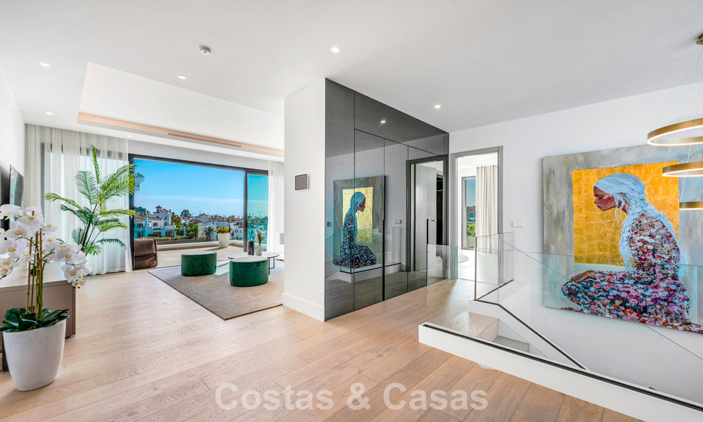 Villa contemporaine impressionnante à vendre en première ligne de golf sur la New Golden Mile entre Marbella et Estepona 791401