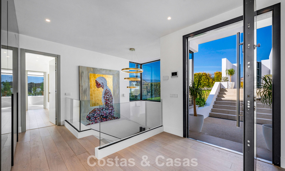 Villa contemporaine impressionnante à vendre en première ligne de golf sur la New Golden Mile entre Marbella et Estepona 791402