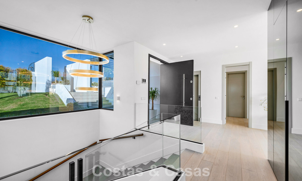 Villa contemporaine impressionnante à vendre en première ligne de golf sur la New Golden Mile entre Marbella et Estepona 791403