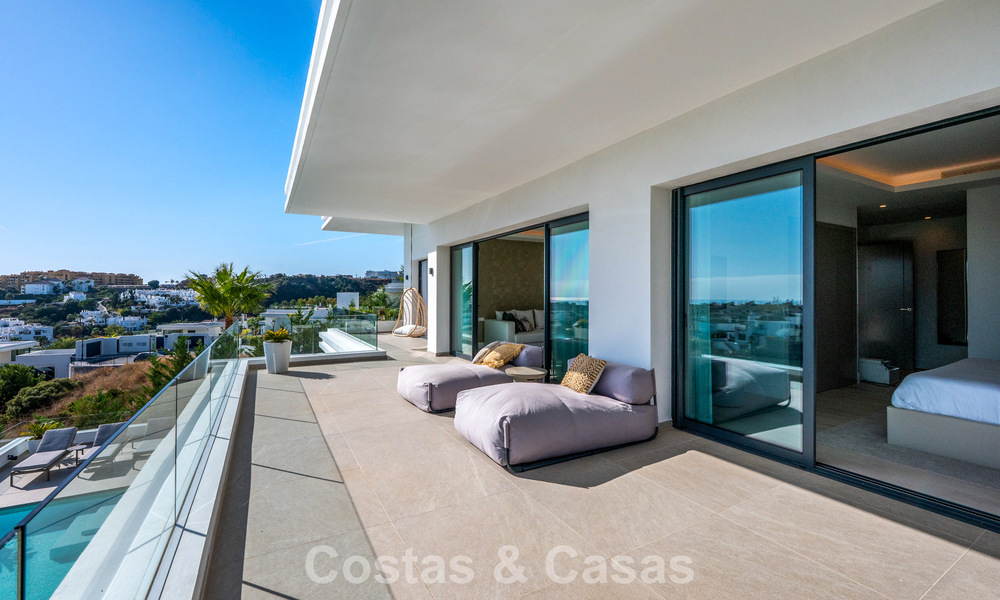 Villa contemporaine impressionnante à vendre en première ligne de golf sur la New Golden Mile entre Marbella et Estepona 791405