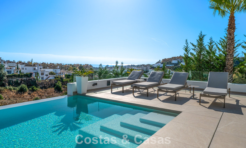 Villa contemporaine impressionnante à vendre en première ligne de golf sur la New Golden Mile entre Marbella et Estepona 791410