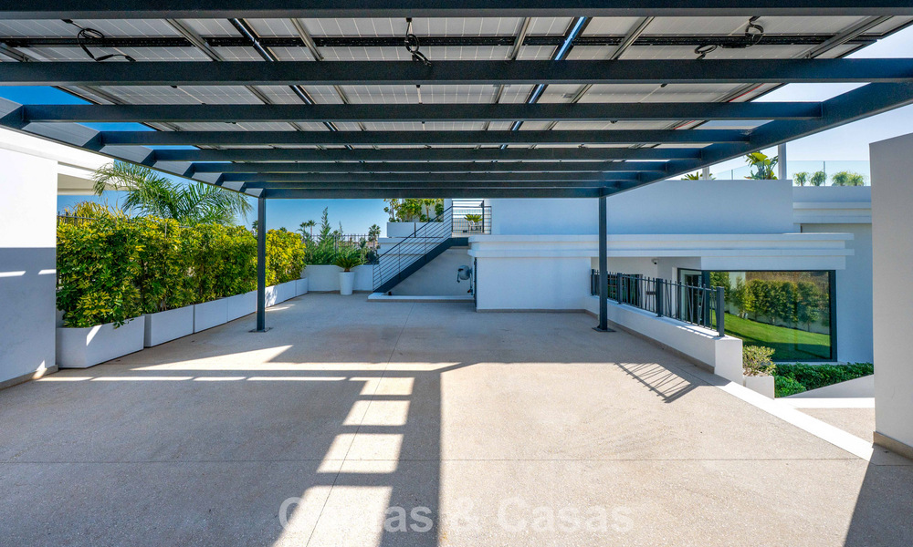 Villa contemporaine impressionnante à vendre en première ligne de golf sur la New Golden Mile entre Marbella et Estepona 791412