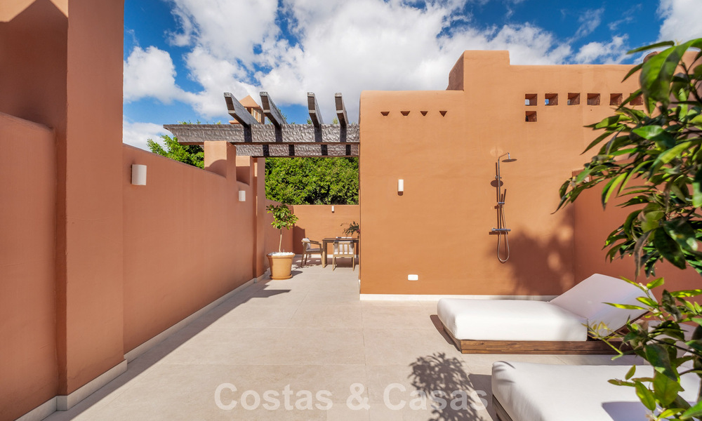 Superbe maison de ville rénovée de 4 chambres à vendre dans une résidence sécurisée sur la Golden Mile de Marbella 791326