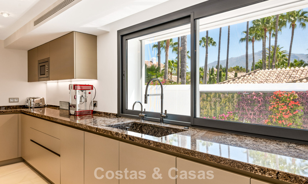 Villa exclusive à vendre, en première ligne de golf, dans une urbanisation prestigieuse à Nueva Andalucía, Marbella 791474