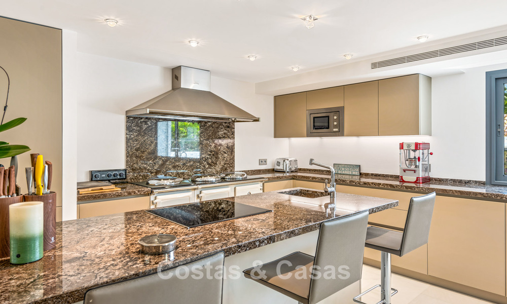 Villa exclusive à vendre, en première ligne de golf, dans une urbanisation prestigieuse à Nueva Andalucía, Marbella 791475