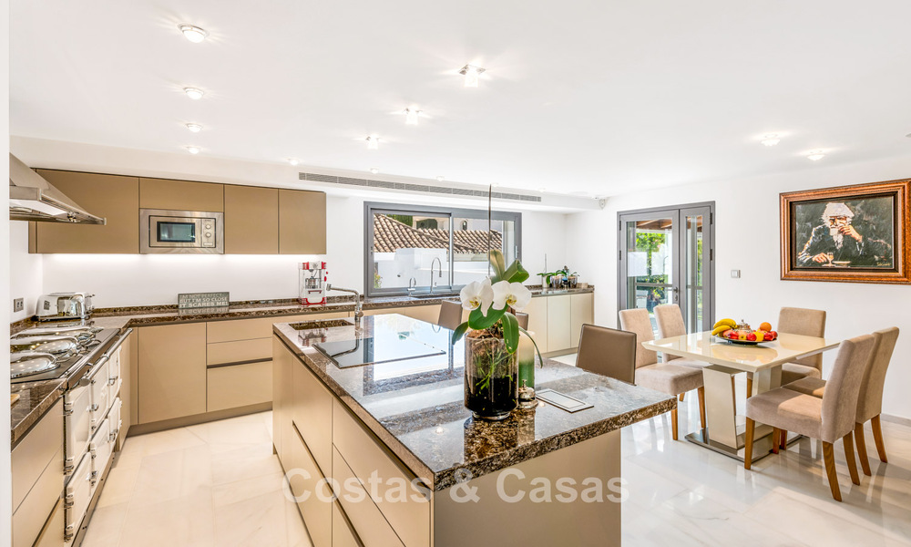 Villa exclusive à vendre, en première ligne de golf, dans une urbanisation prestigieuse à Nueva Andalucía, Marbella 791476