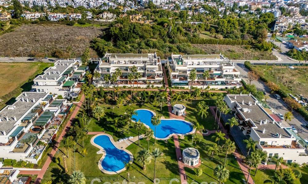 Appartement contemporain rénové à vendre à Nueva Andalucía, à distance de marche de la plage et de Puerto Banús, Marbella 790890