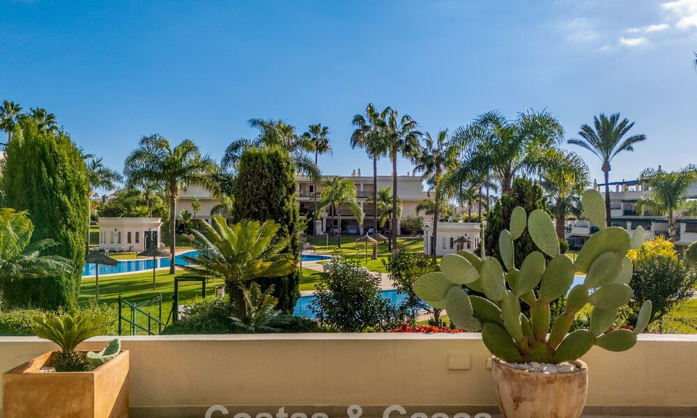 Appartement contemporain rénové à vendre à Nueva Andalucía, à distance de marche de la plage et de Puerto Banús, Marbella 790898