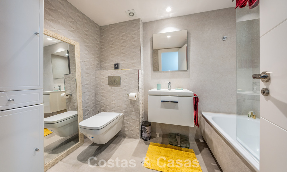 Appartement contemporain rénové à vendre à Nueva Andalucía, à distance de marche de la plage et de Puerto Banús, Marbella 790899