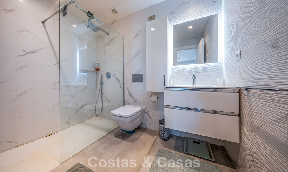 Appartement contemporain rénové à vendre à Nueva Andalucía, à distance de marche de la plage et de Puerto Banús, Marbella 790910