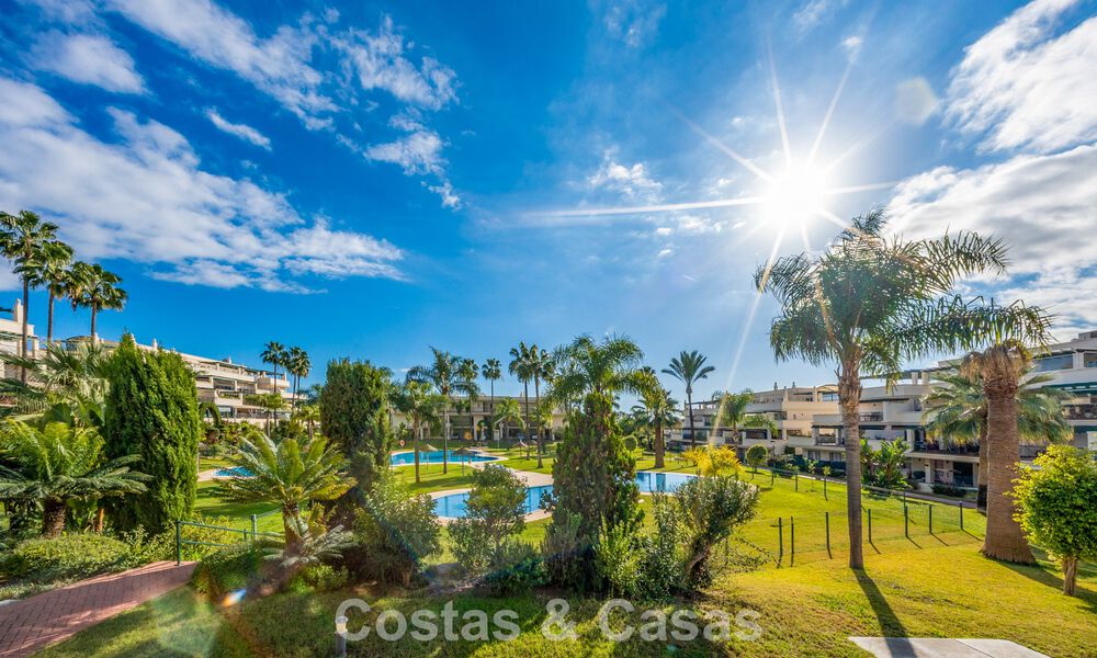 Appartement contemporain rénové à vendre à Nueva Andalucía, à distance de marche de la plage et de Puerto Banús, Marbella 790917