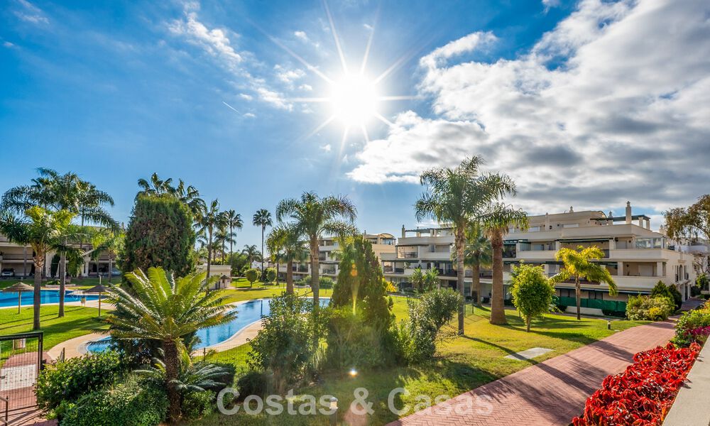 Appartement contemporain rénové à vendre à Nueva Andalucía, à distance de marche de la plage et de Puerto Banús, Marbella 790919