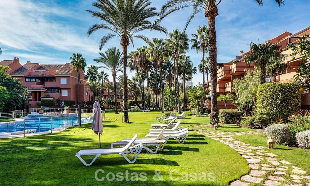 Appartement à vendre dans une urbanisation exclusive en bord de mer entre Puerto Banús et San Pedro, Marbella 792029