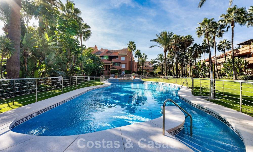 Appartement à vendre dans une urbanisation exclusive en bord de mer entre Puerto Banús et San Pedro, Marbella 792030