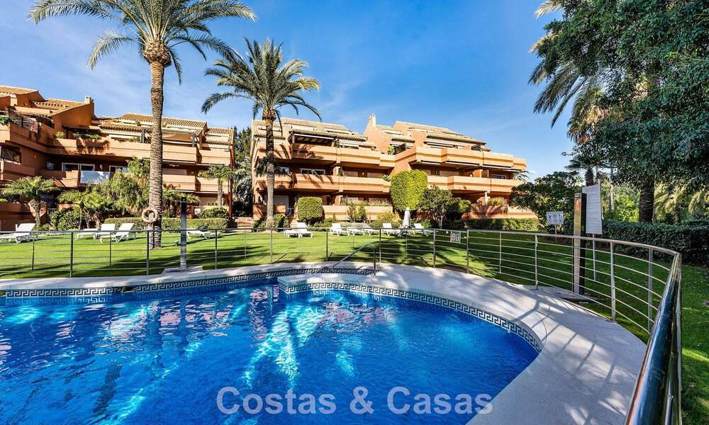 Appartement à vendre dans une urbanisation exclusive en bord de mer entre Puerto Banús et San Pedro, Marbella 792031