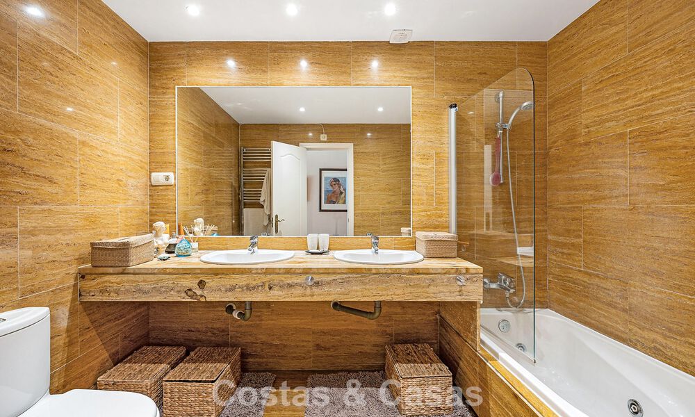 Appartement à vendre dans une urbanisation exclusive en bord de mer entre Puerto Banús et San Pedro, Marbella 792040