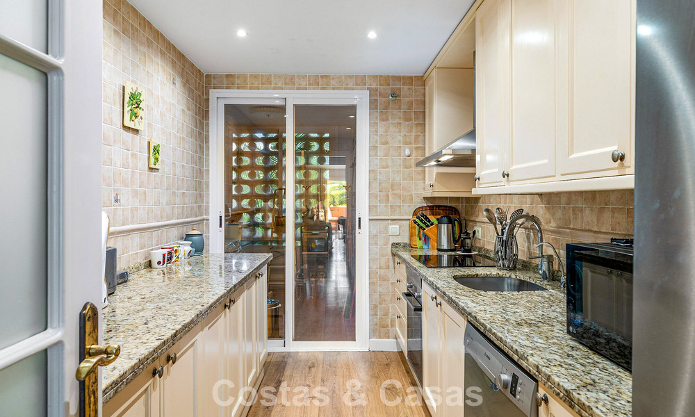 Appartement à vendre dans une urbanisation exclusive en bord de mer entre Puerto Banús et San Pedro, Marbella 792044