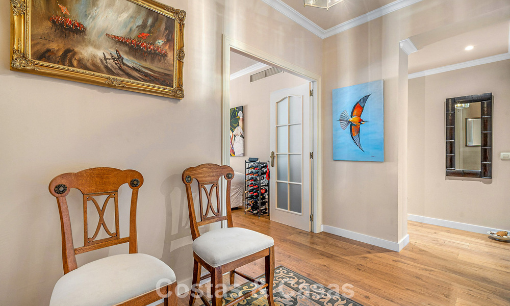 Appartement à vendre dans une urbanisation exclusive en bord de mer entre Puerto Banús et San Pedro, Marbella 792045