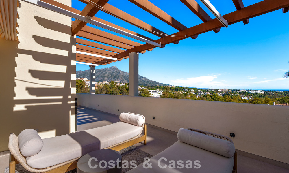 Penthouse rénové de style contemporain avec piscine privée et vue panoramique sur la mer à Nueva Andalucía, Marbella 792144