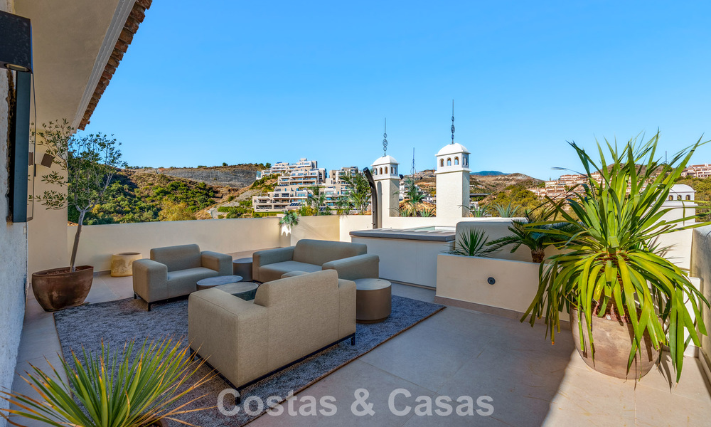 Penthouse rénové de style contemporain avec piscine privée et vue panoramique sur la mer à Nueva Andalucía, Marbella 792147