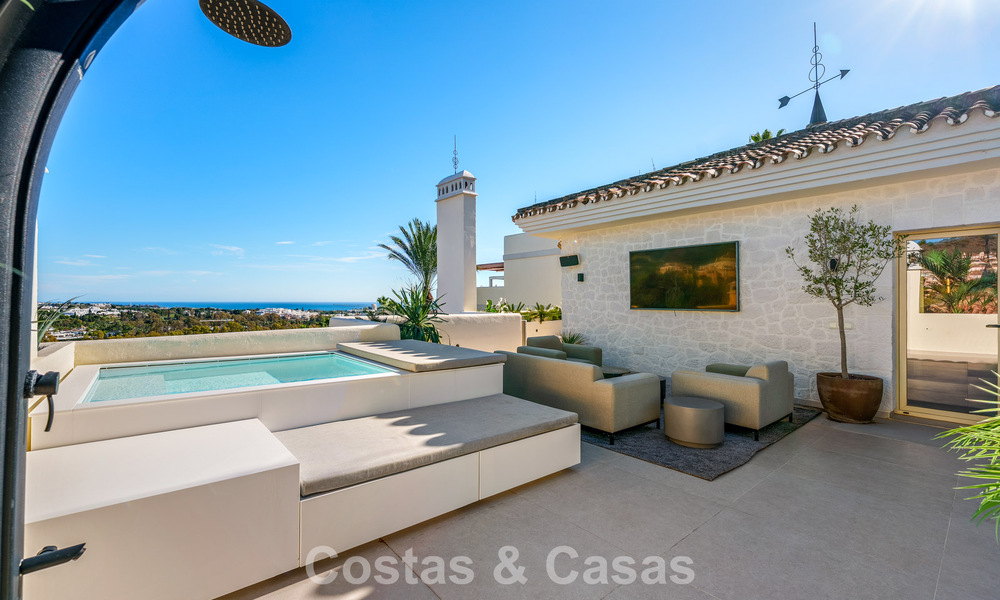 Penthouse rénové de style contemporain avec piscine privée et vue panoramique sur la mer à Nueva Andalucía, Marbella 792150