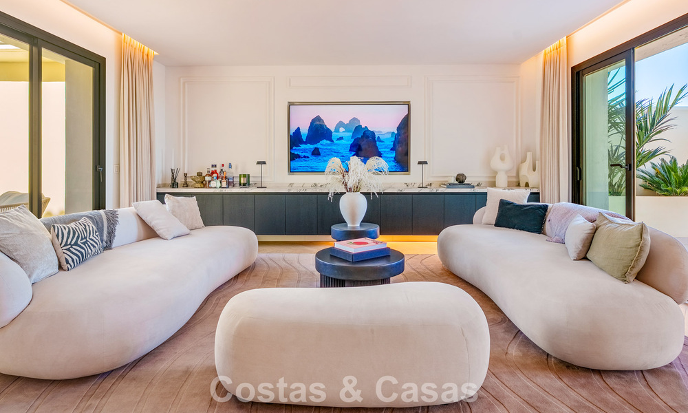 Penthouse rénové de style contemporain avec piscine privée et vue panoramique sur la mer à Nueva Andalucía, Marbella 792158
