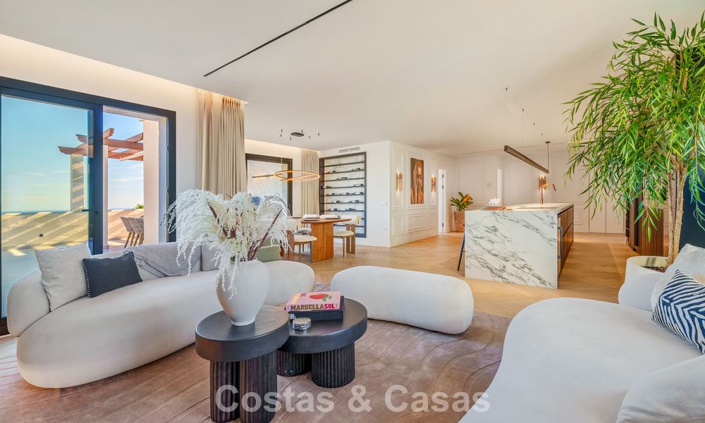 Penthouse rénové de style contemporain avec piscine privée et vue panoramique sur la mer à Nueva Andalucía, Marbella 792160