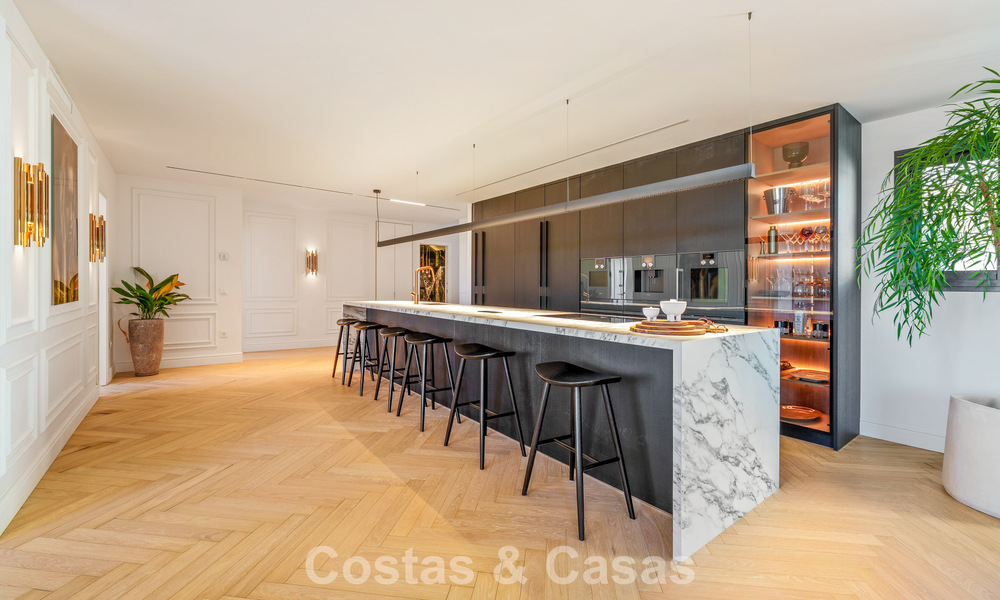 Penthouse rénové de style contemporain avec piscine privée et vue panoramique sur la mer à Nueva Andalucía, Marbella 792162