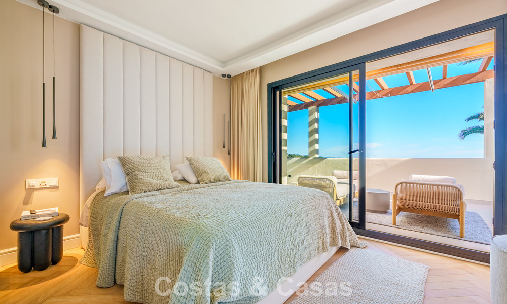 Penthouse rénové de style contemporain avec piscine privée et vue panoramique sur la mer à Nueva Andalucía, Marbella 792164