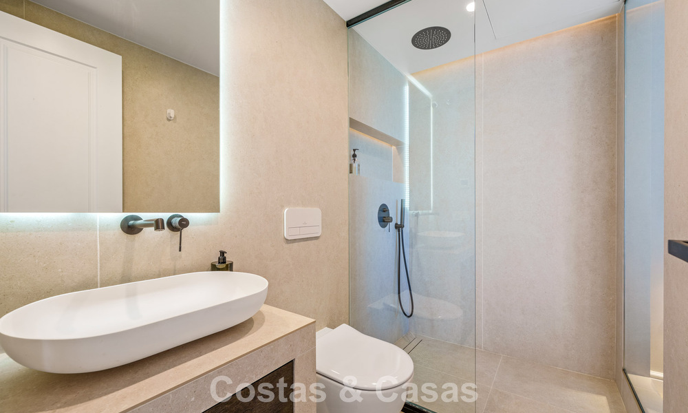 Penthouse rénové de style contemporain avec piscine privée et vue panoramique sur la mer à Nueva Andalucía, Marbella 792165