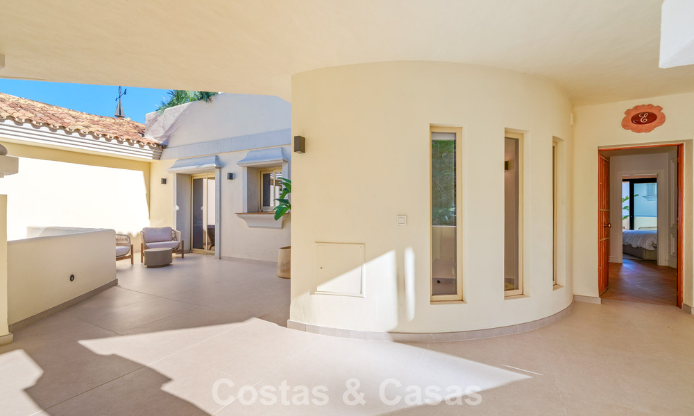 Penthouse rénové de style contemporain avec piscine privée et vue panoramique sur la mer à Nueva Andalucía, Marbella 792167