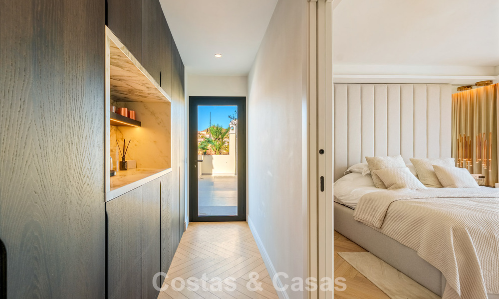 Penthouse rénové de style contemporain avec piscine privée et vue panoramique sur la mer à Nueva Andalucía, Marbella 792169