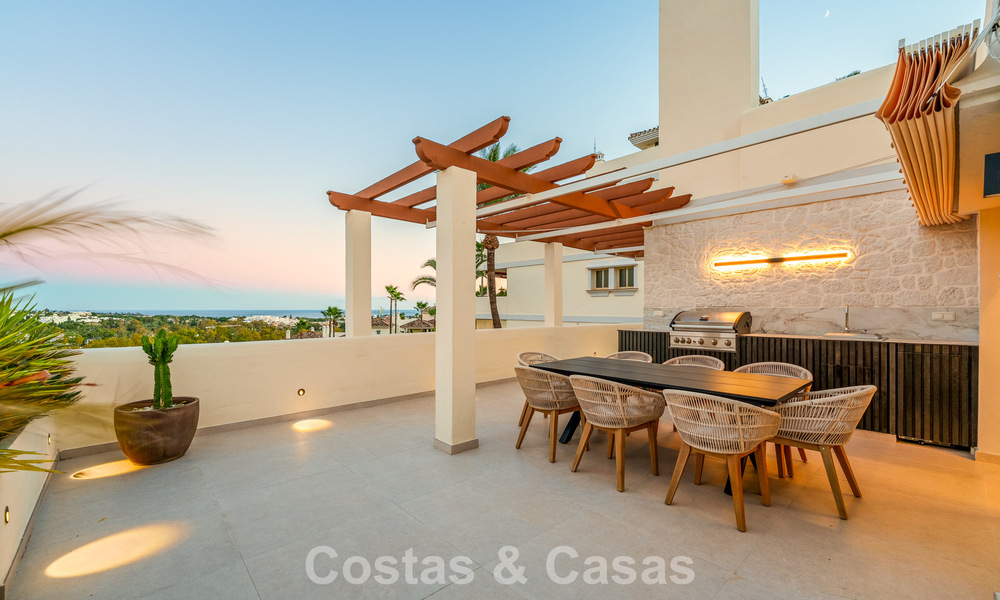 Penthouse rénové de style contemporain avec piscine privée et vue panoramique sur la mer à Nueva Andalucía, Marbella 792181