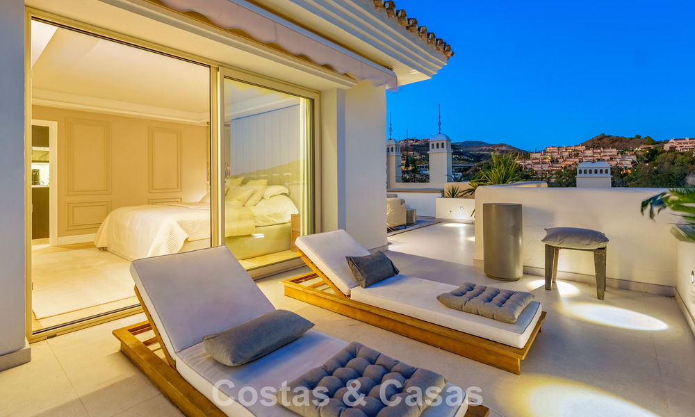 Penthouse rénové de style contemporain avec piscine privée et vue panoramique sur la mer à Nueva Andalucía, Marbella 792186