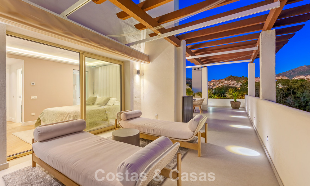 Penthouse rénové de style contemporain avec piscine privée et vue panoramique sur la mer à Nueva Andalucía, Marbella 792188