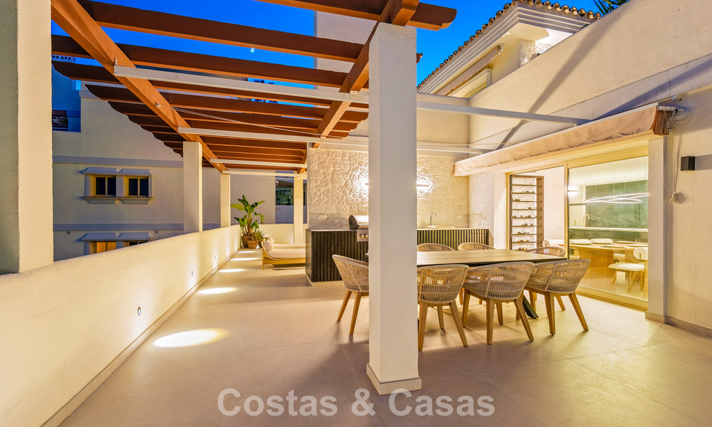 Penthouse rénové de style contemporain avec piscine privée et vue panoramique sur la mer à Nueva Andalucía, Marbella 792189