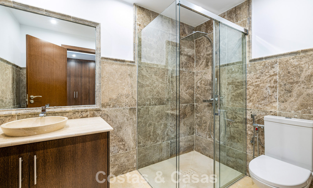 Élégante maison de ville de 4 chambres à vendre dans une résidence sécurisée à Nueva Andalucía, Marbella 792235