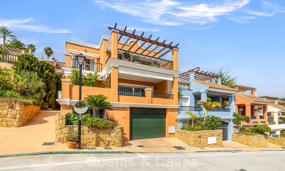Élégante maison de ville de 4 chambres à vendre dans une résidence sécurisée à Nueva Andalucía, Marbella 792241