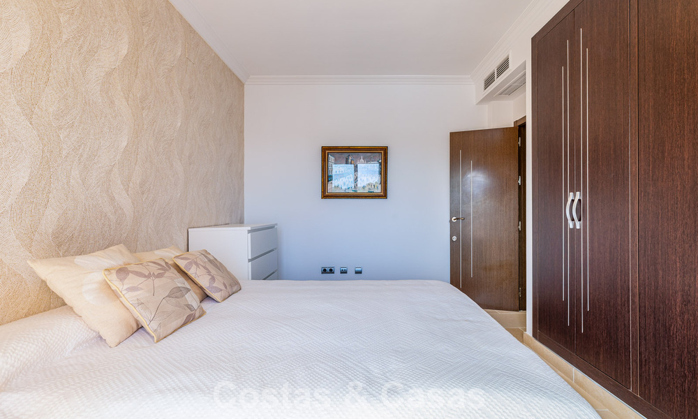 Élégante maison de ville de 4 chambres à vendre dans une résidence sécurisée à Nueva Andalucía, Marbella 792246